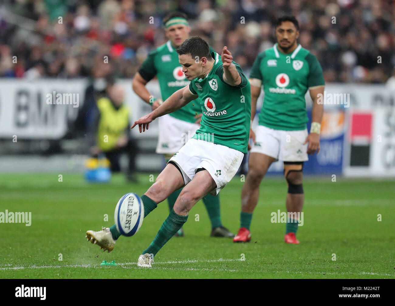 Ireland's Johnny Sexton misses a penalty during the NatWest 6 Nations match at the Stade de France, Paris. Stock Photo