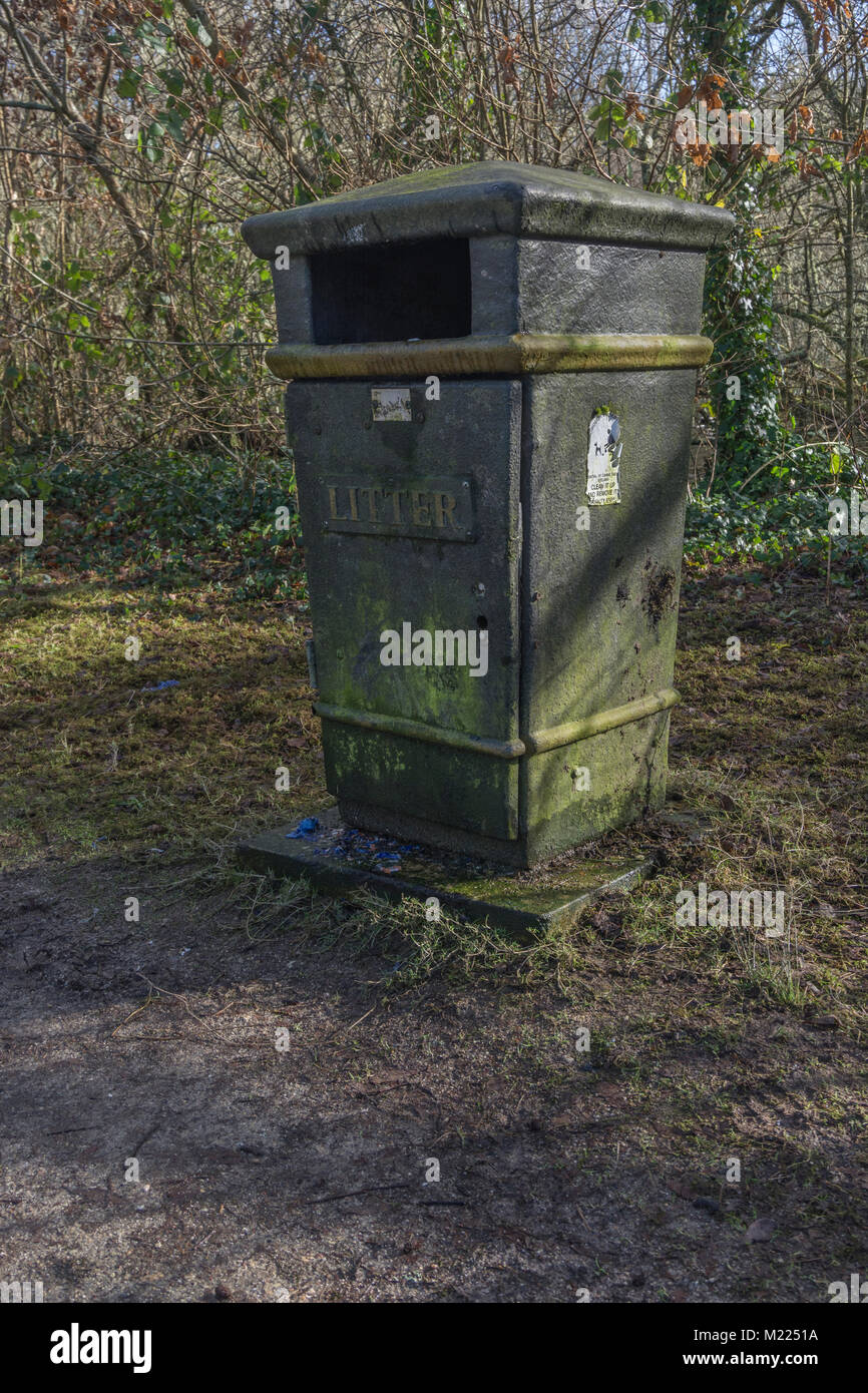 Empty litter bin hi-res stock photography and images - Alamy