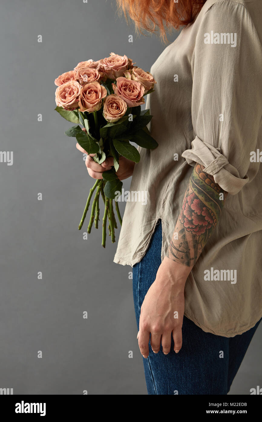 Girl holds a bouquet of beige roses cappuccino Stock Photo - Alamy