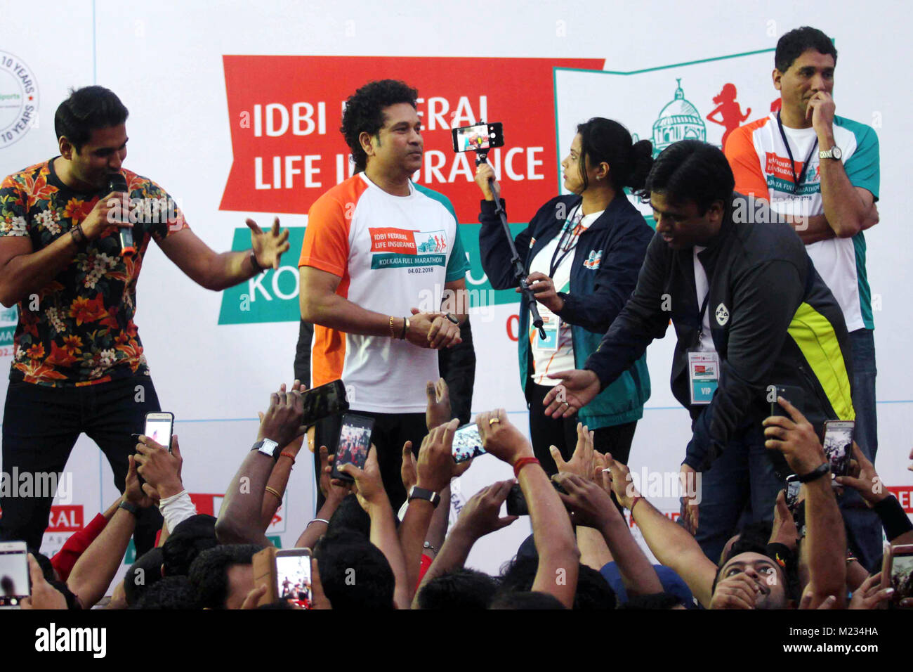 Kolkata, India. 04th Feb, 2018. Legendary Cricketer Sachin Tendulkar (middle) flag off IDBI Federal Life Insurance Kolkata full marathon. Credit: Saikat Paul/Pacific Press/Alamy Live News Stock Photo