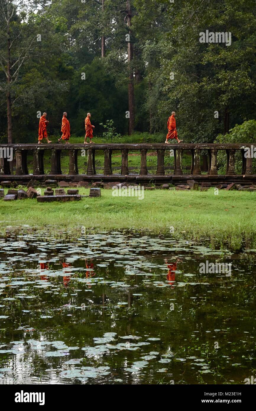 Monks with water reflexion, Angkor, Cambodia Stock Photo