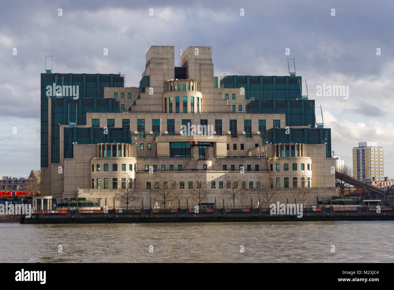 British Intelligence Service Mi6 Headquarters Hi res Stock Photography 