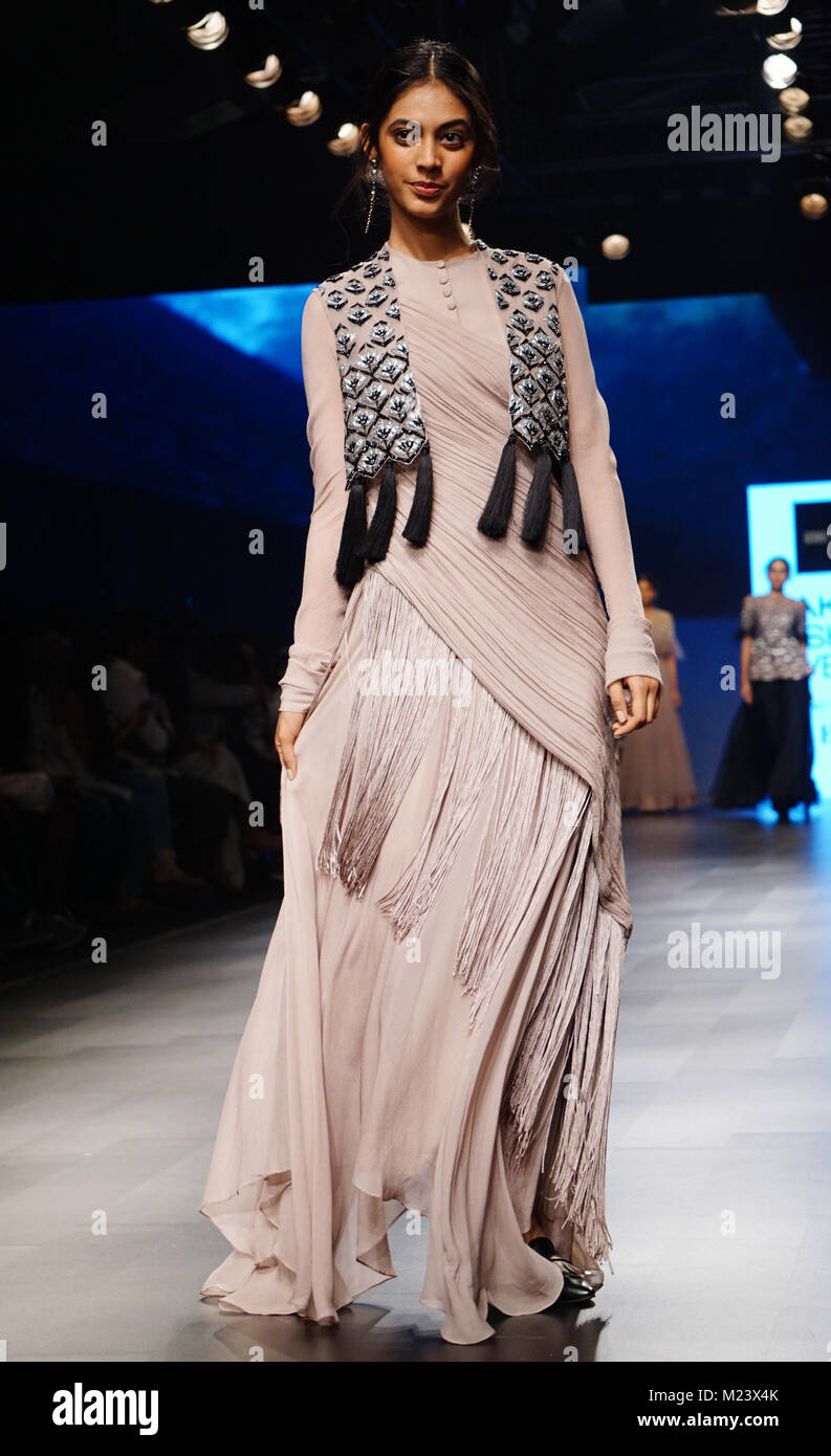 Mumbai, India. 4th Feb, 2018. A model showcase designs by Ridhi Mehra on the show during Day 5th day of Lakme Fashion Week Summer/Resort 2018 at Jio Garden in Mumbai. Credit: Azhar Khan/SOPA/ZUMA Wire/Alamy Live News Stock Photo