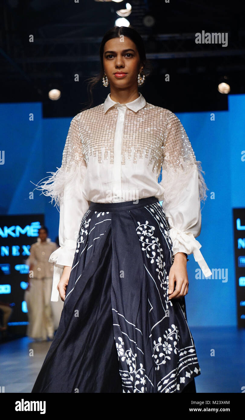 Mumbai, India. 4th Feb, 2018. A model showcase designs by Ridhi Mehra on the show during Day 5th day of Lakme Fashion Week Summer/Resort 2018 at Jio Garden in Mumbai. Credit: Azhar Khan/SOPA/ZUMA Wire/Alamy Live News Stock Photo