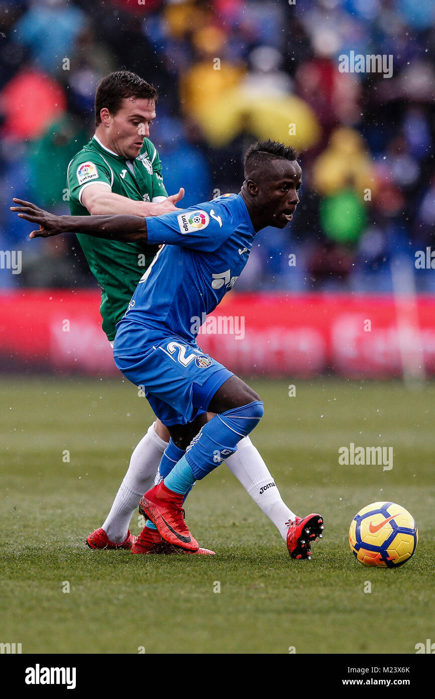 Amath Ndiaye (Getafe CF) fights for control of the ball with Javier Eraso (Leganes FC), La Liga match between Getafe CF vs Leganes FC at the Coliseum Alfonso Perez stadium in Madrid, Spain, February 4, 2018. Credit: Gtres Información más Comuniación on line, S.L./Alamy Live News Stock Photo