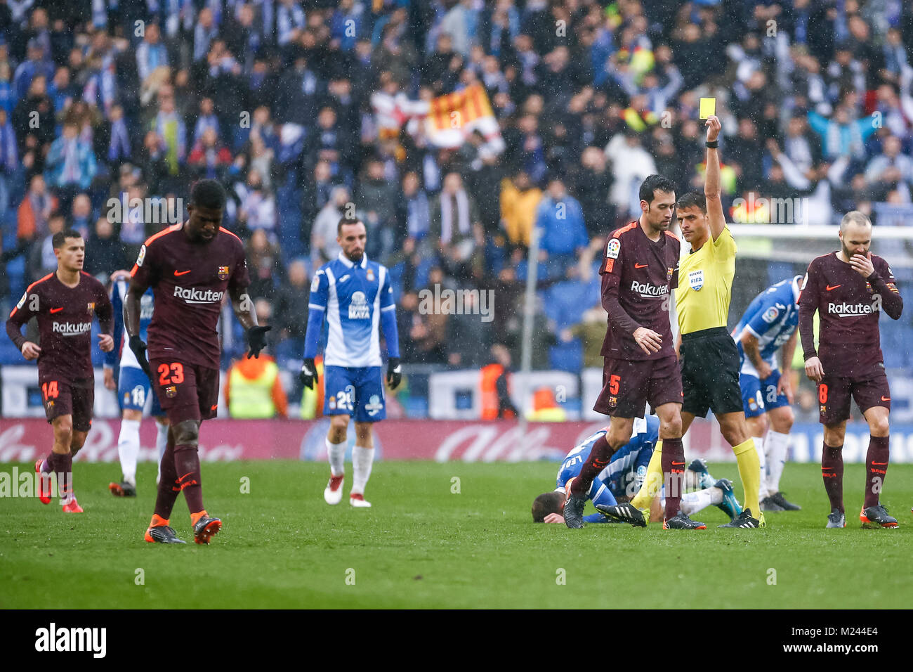Barcelona, Spain. 04th Feb, 2018. The referee, Jesus Gil Manzano shows the yellow card to FC Barcelona defender Samuel Umtiti (23) during the match between RCD Espanyol and FC Barcelona, for the round 22 of the Liga Santander, played at RCDE Stadium on 4th February 2018 in Barcelona, Spain. Credit: Gtres Información más Comuniación on line, S.L./Alamy Live News Stock Photo