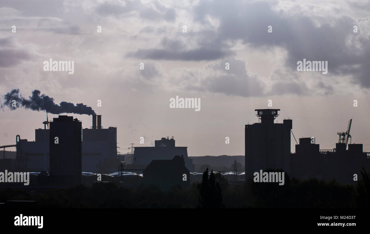 Silhouette of industrial plants in Hamburg harbor taken from Wilhelmsburg Stock Photo