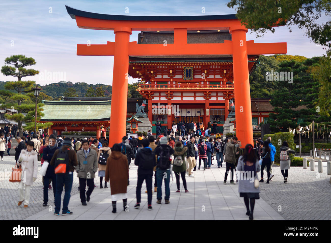 Tourists at the the Main gate, Romon, of Fushimi Inari Taisha head shrine in Fushimi Ward, Kyoto, Japan 2017 Stock Photo