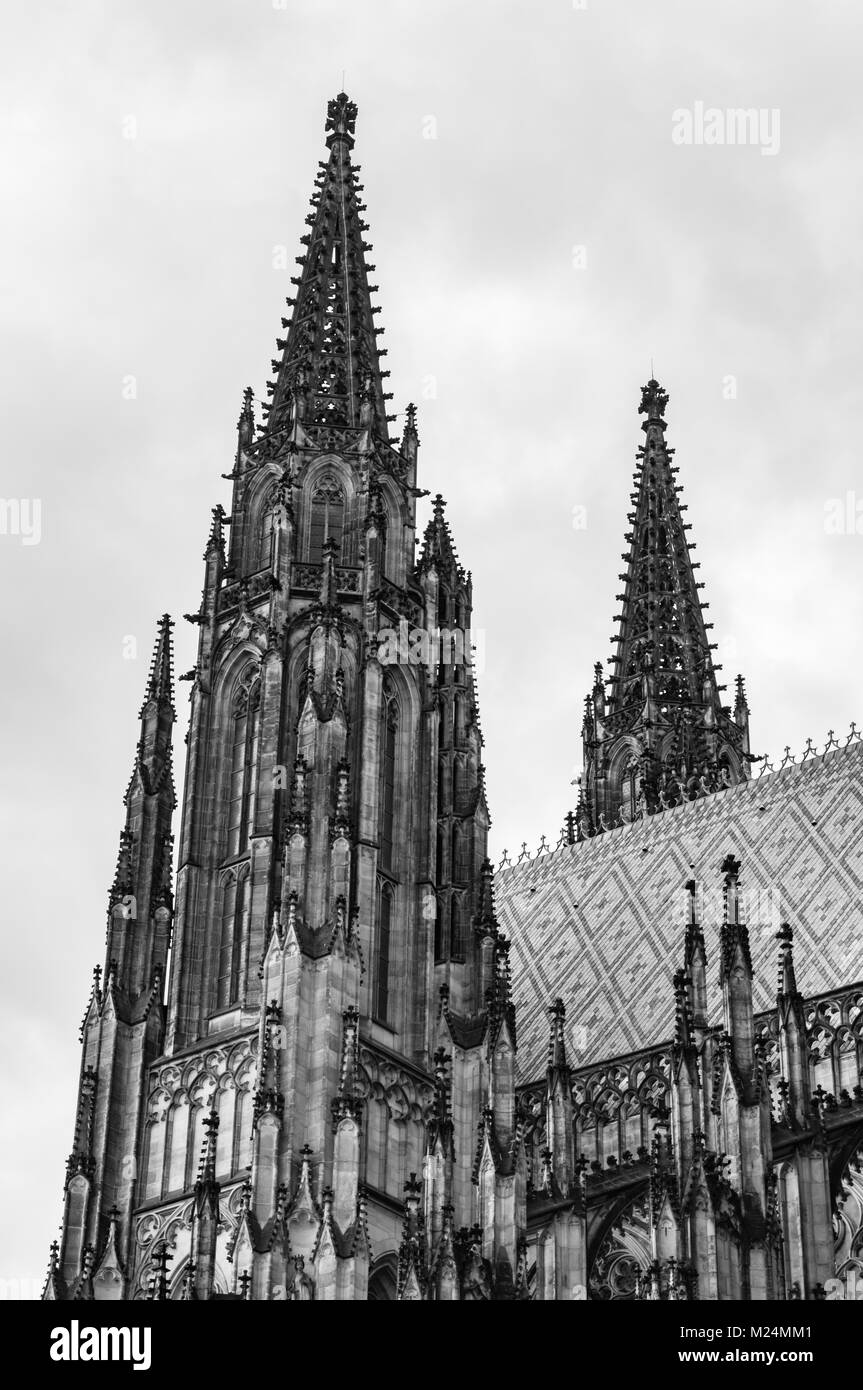 Prague, Czech Republic: Black and white view of the towers of  the metropolitan Cathedral of Saint Vitus, Wenceslaus and Adalbert Stock Photo