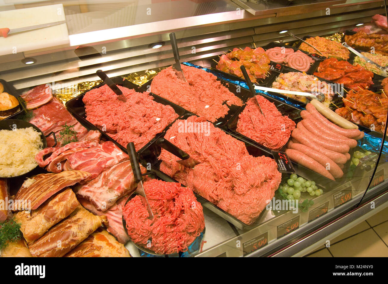 Fleischtheke im Supermarkt Stock Photo