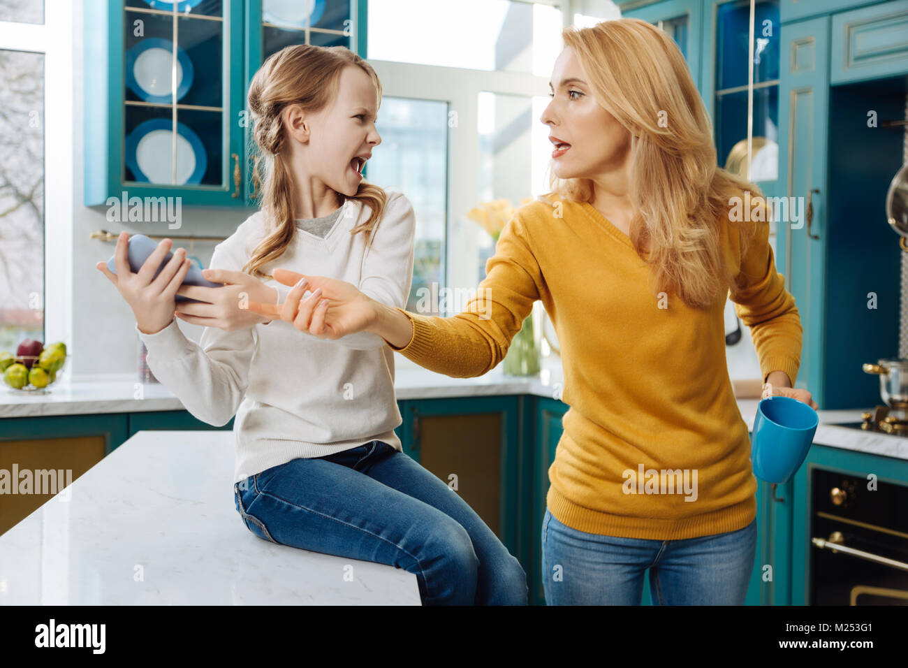 https://c8.alamy.com/comp/M253G1/angry-girl-shouting-at-her-mother-M253G1.jpg