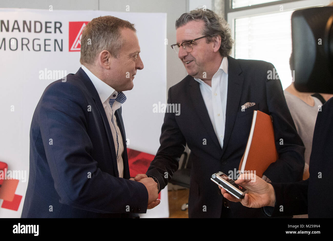 Stuttgart, Germany. 05th Feb, 2018. Stefan Wolf (r), chairman of the employers' association Suedwestmetall, and Roman Zitzelsberger, the regional head of IG Metall in Baden-Wuerttemberg, greet each other at the start of pay negotiations for the metal and electrical industry at the Liederhalle in Stuttgart, Germany, 05 February 2018. Credit: Marijan Murat/dpa/Alamy Live News Stock Photo