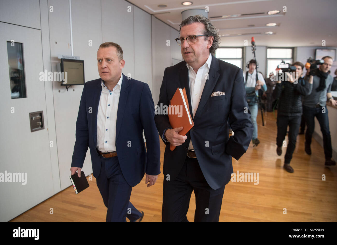 Stuttgart, Germany. 05th Feb, 2018. Stefan Wolf (r), chairman of the employers' association Suedwestmetall, and Roman Zitzelsberger, the regional head of IG Metall in Baden-Wuerttemberg, on their way to the start of pay negotiations for the metal and electrical industry at the Liederhalle in Stuttgart, Germany, 05 February 2018. Credit: Marijan Murat/dpa/Alamy Live News Stock Photo