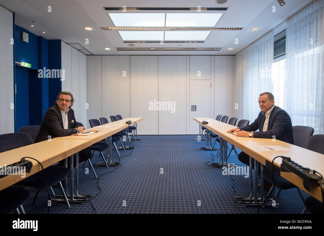Stuttgart, Germany. 05th Feb, 2018. Stefan Wolf (L), chairman of the employers' association Suedwestmetall, and Roman Zitzelsberger, the regional head of IG Metall in Baden-Wuerttemberg, sitting at the start of pay negotiations for the metal and electrical industry at the Liederhalle in Stuttgart, Germany, 05 February 2018. Credit: Marijan Murat/dpa/Alamy Live News Stock Photo