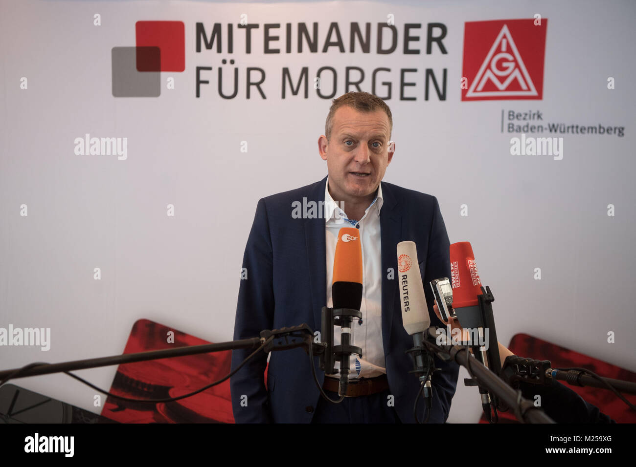Stuttgart, Germany. 05th Feb, 2018. Roman Zitzelsberger, the regional head of IG Metall in Baden-Wuerttemberg, gives a statement at the start of pay negotiations for the metal and electrical industry at the Liederhalle in Stuttgart, Germany, 05 February 2018. Credit: Marijan Murat/dpa/Alamy Live News Stock Photo