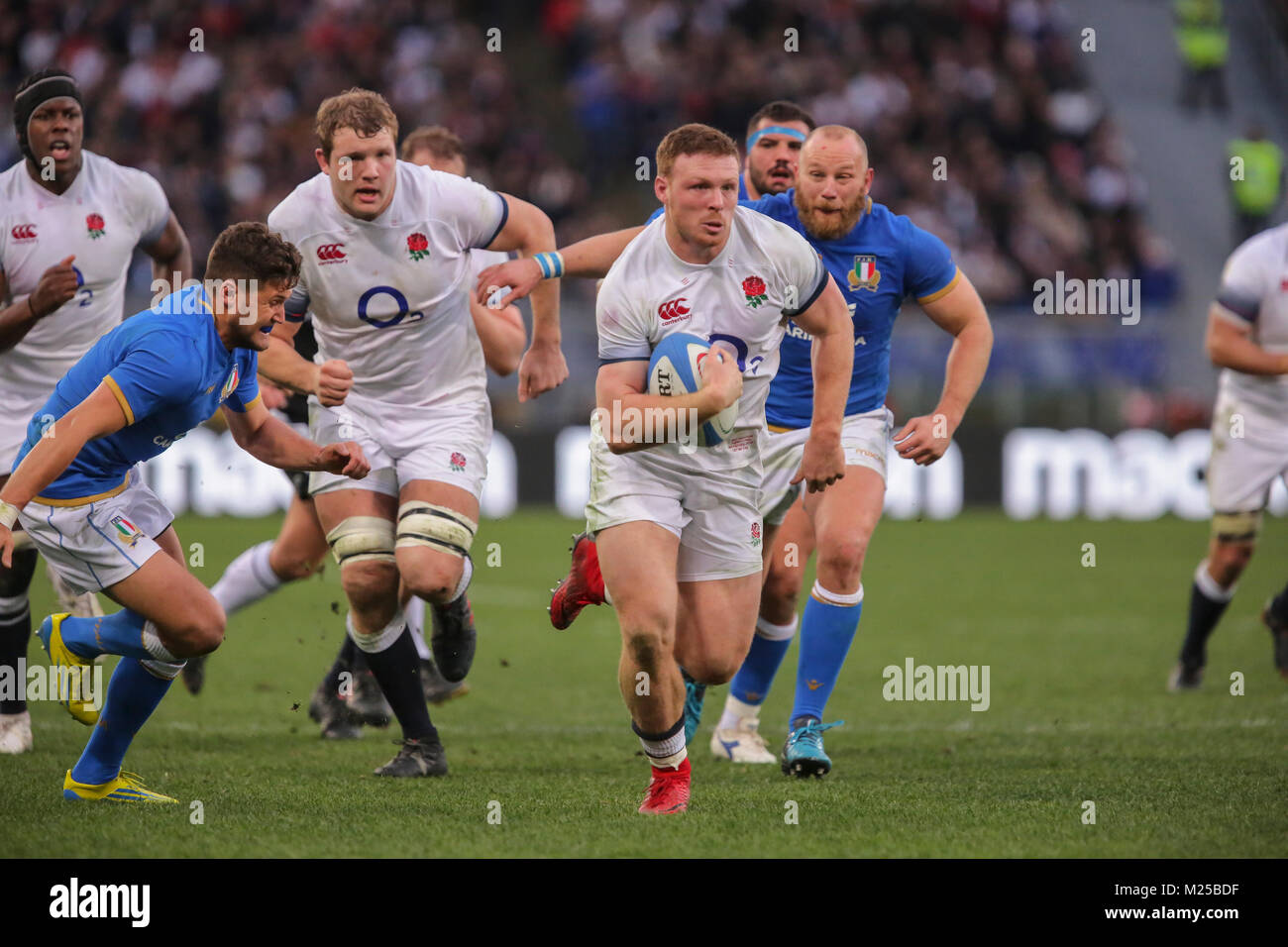 Rome, Italy. 04th February 2018. England's n8 Sam Simmonds carries the ball in the match against Italy in NatWest 6Nations Championship 208 Massimiliano Carnabuci/Alamy Live News Stock Photo
