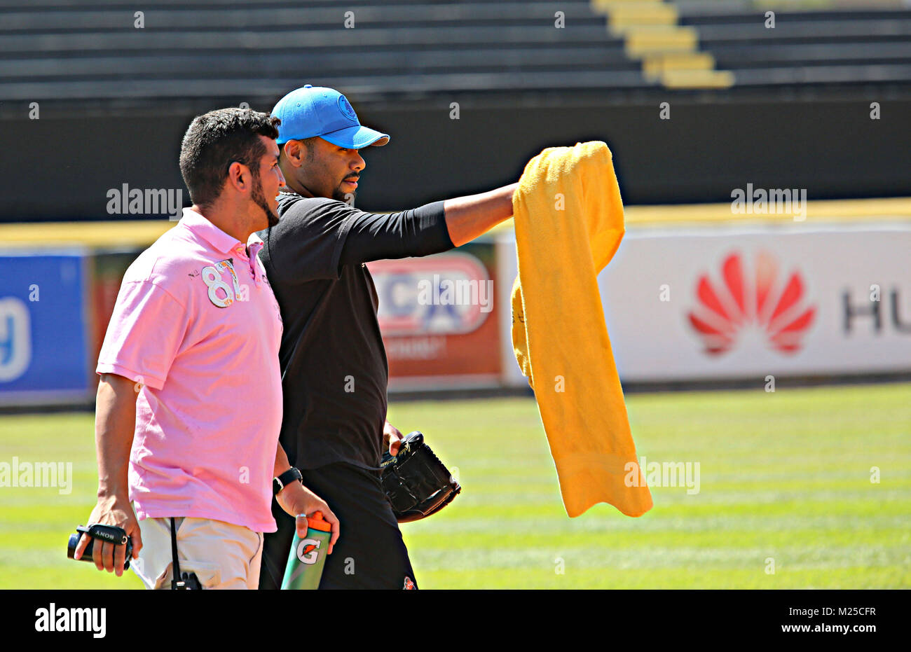 Valencia, Carabobo, Venezuela. 8th Jan, 2015. January 08, 2015. ÃŠ Johan Santana (R), Venezuelan pitcher of the big leagues, resumes his training, in order to fight for a place for the season of the year in the big leagues. The photo was taken during a ''game simulation'' at the JosÅ½ Bernardo PÅ½rez stadium in the city of Valencia, Carabobo state. Venezuela on January 8, 2015. Photo: Juan Carlos Hern''¡ndez. Credit: Juan Carlos Hernandez/ZUMA Wire/Alamy Live News Stock Photo