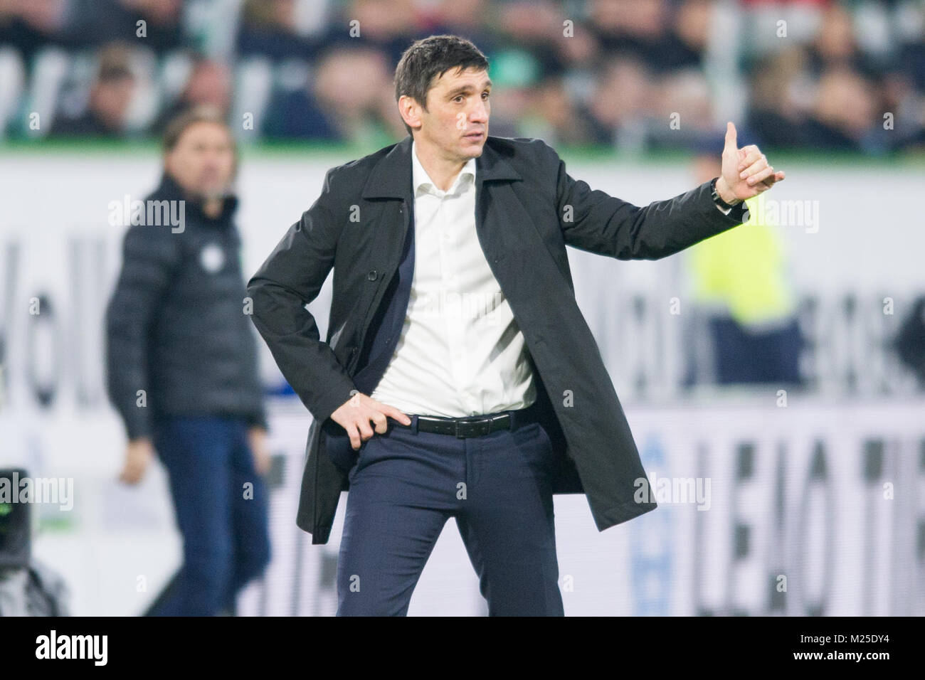 Tayfun KORKUT (S) gives Anweisungen, Anweisung, zeigt, zeigend, gesture,  gesture, halbe Figur, Halbfigur,  Fussball 1. Bundesliga, 21. matchday, VfL Wolfsburg (WOB) - VfB Stuttgart (S) 1:1, am 03.02.2018 in Wolfsburg/ Germany.  |usage worldwide Stock Photo