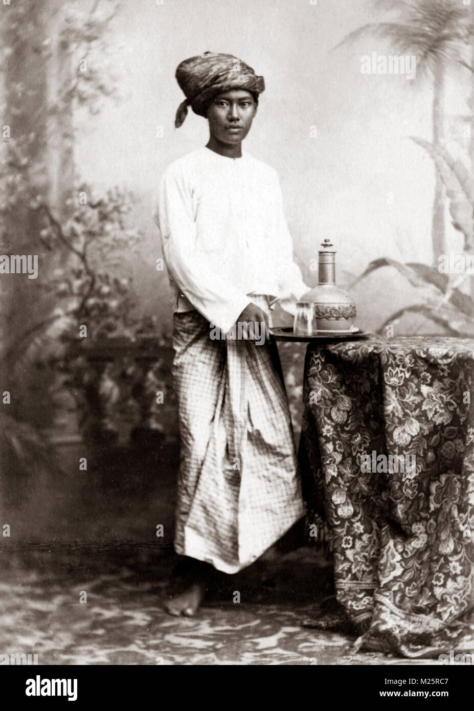 c. 1880s Singapore Malaysian servant boy with tray of drinks Stock