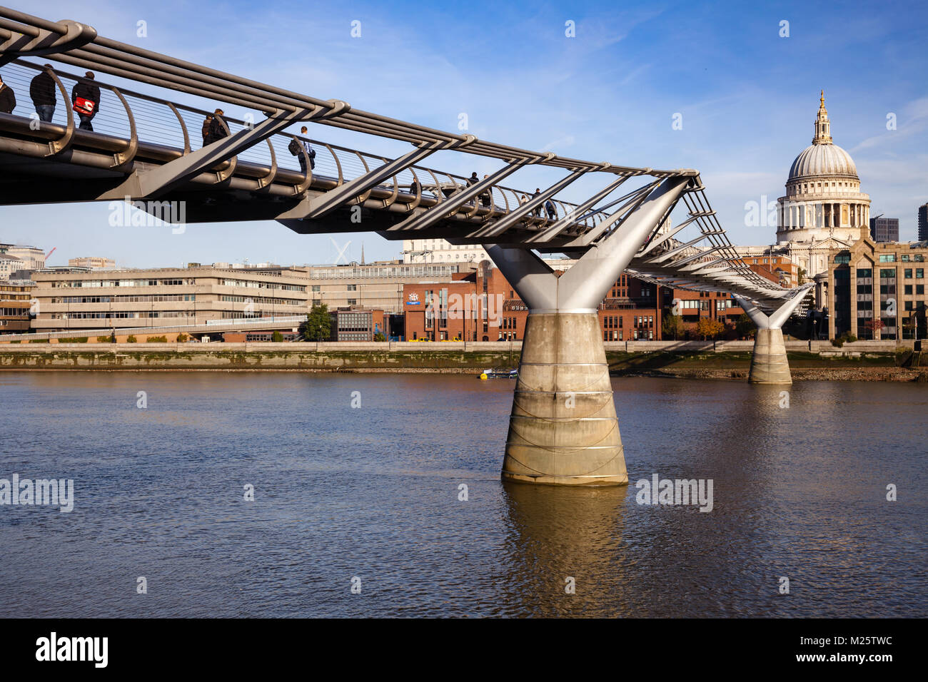 Pedestrians crossing the river thames hires stock photography and