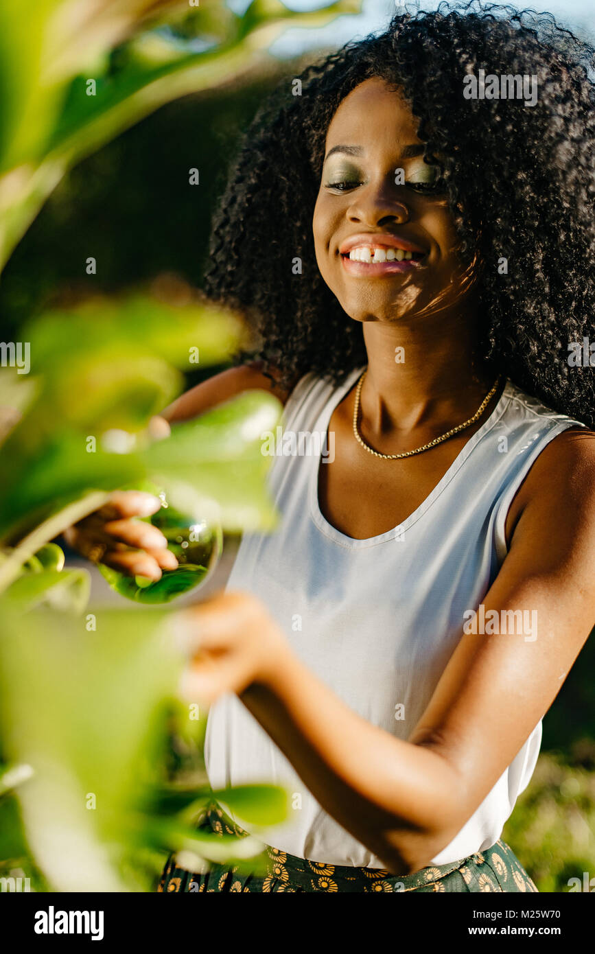 Front view of the cheerful attractive african girl with pretty smile ...