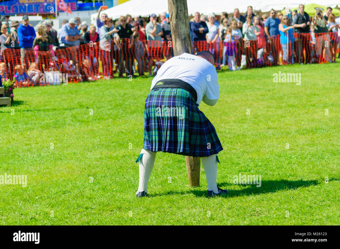 Highland games tossing the caber kilt hi-res stock photography and ...