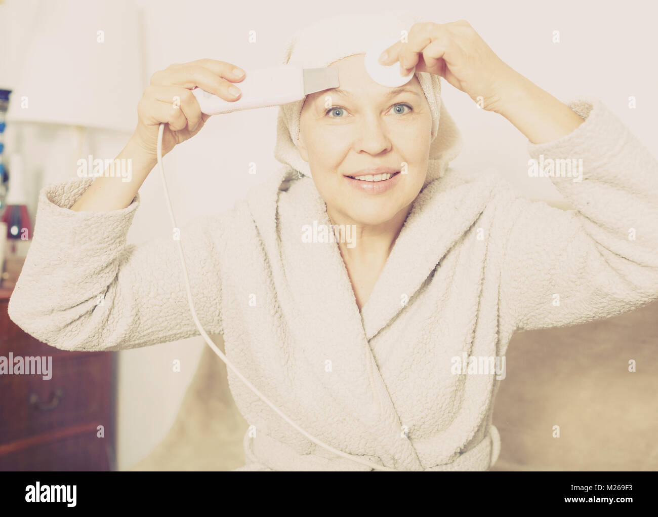 Ultrasonic face cleaning tool hi-res stock photography and images - Alamy