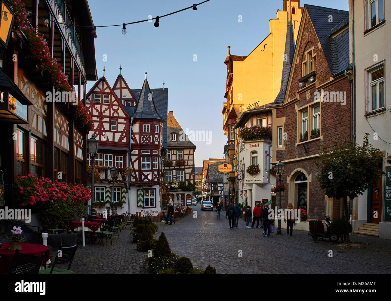 Fußgängerzone von Bacharach mit Altes Haus Stock Photo - Alamy