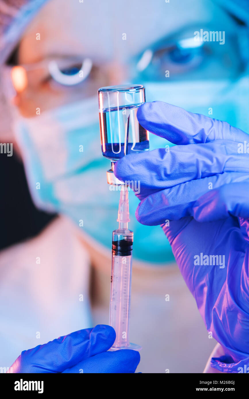Doctor drawing up solution hi-res stock photography and images - Alamy