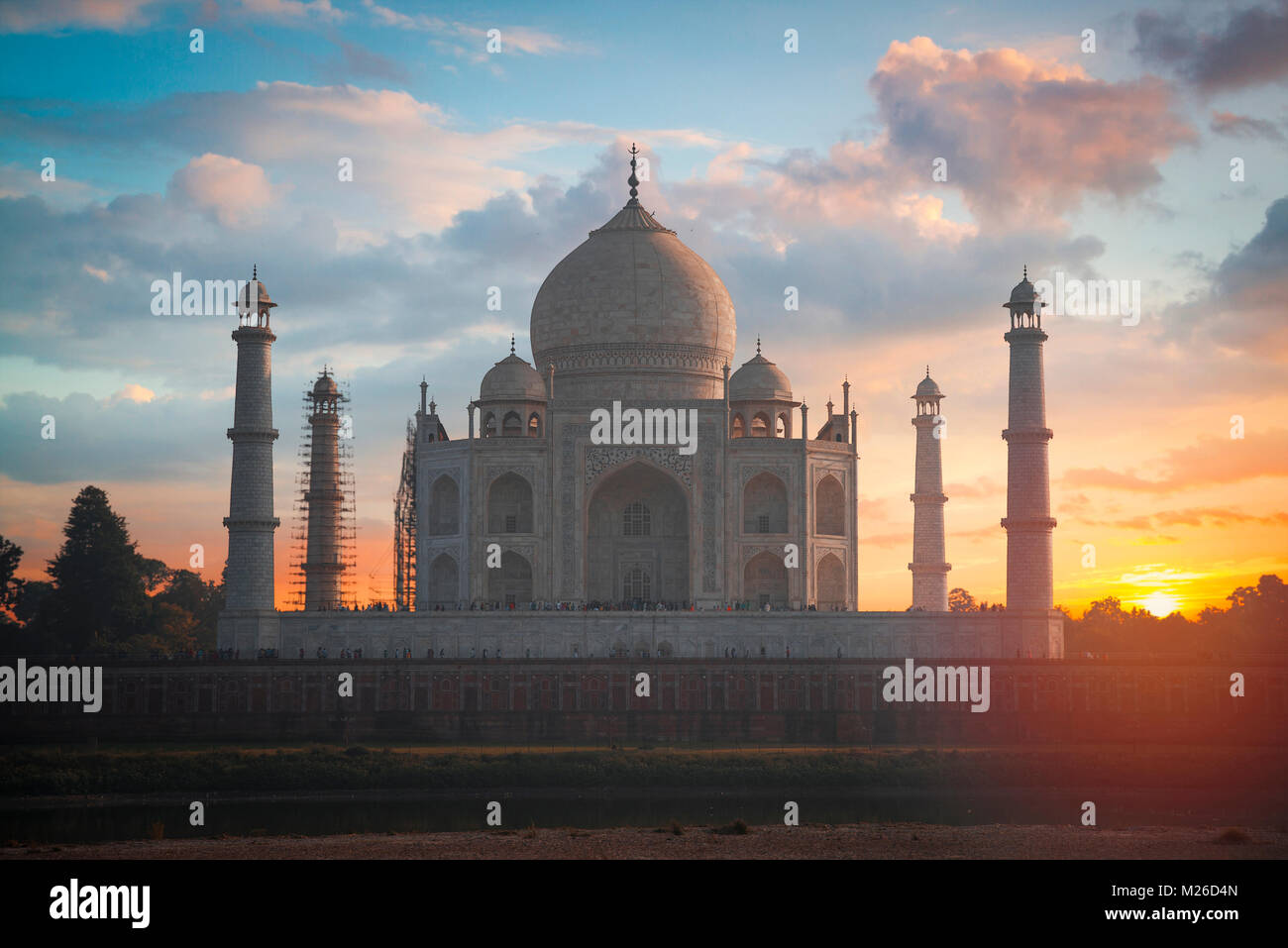 Taj Mahal . white marble mausoleum on the south bank of the Yamuna ...