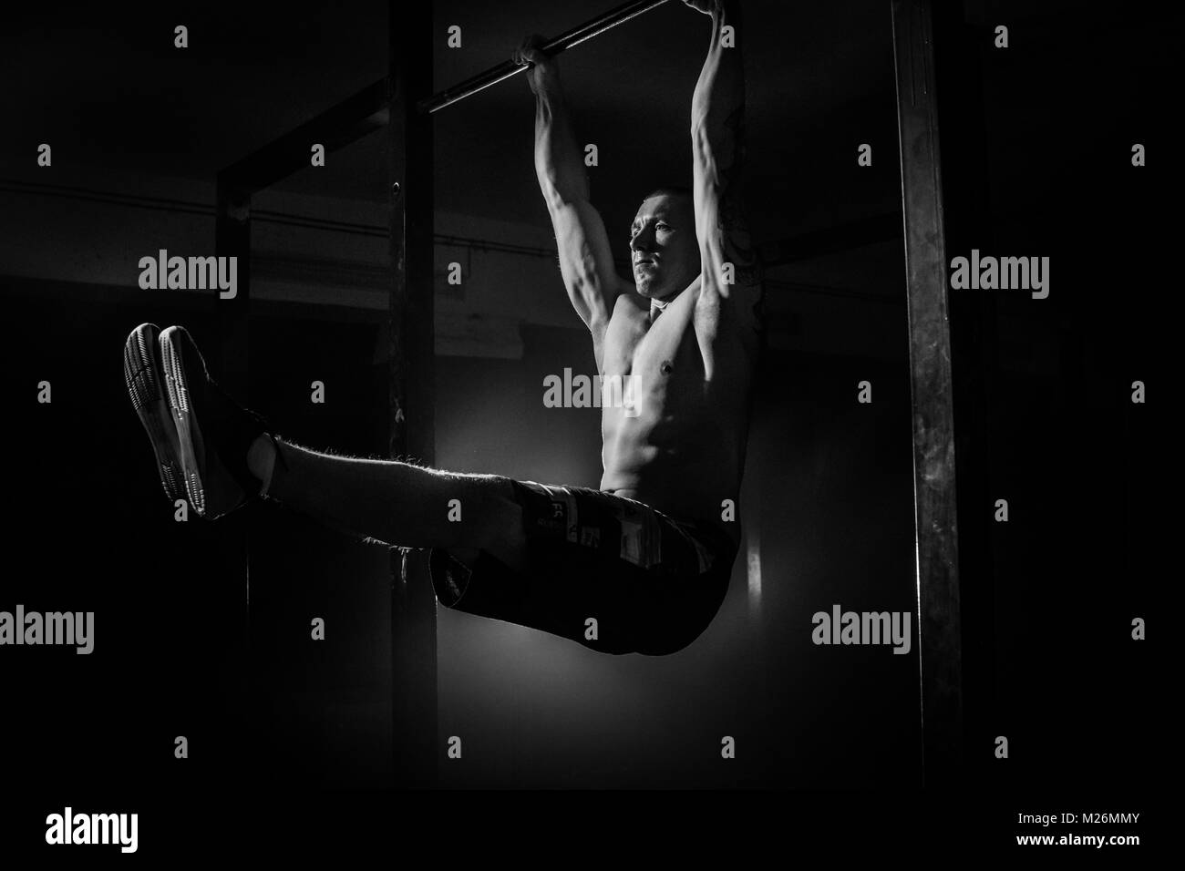 Man workout on crossbar hi-res stock photography and images - Alamy