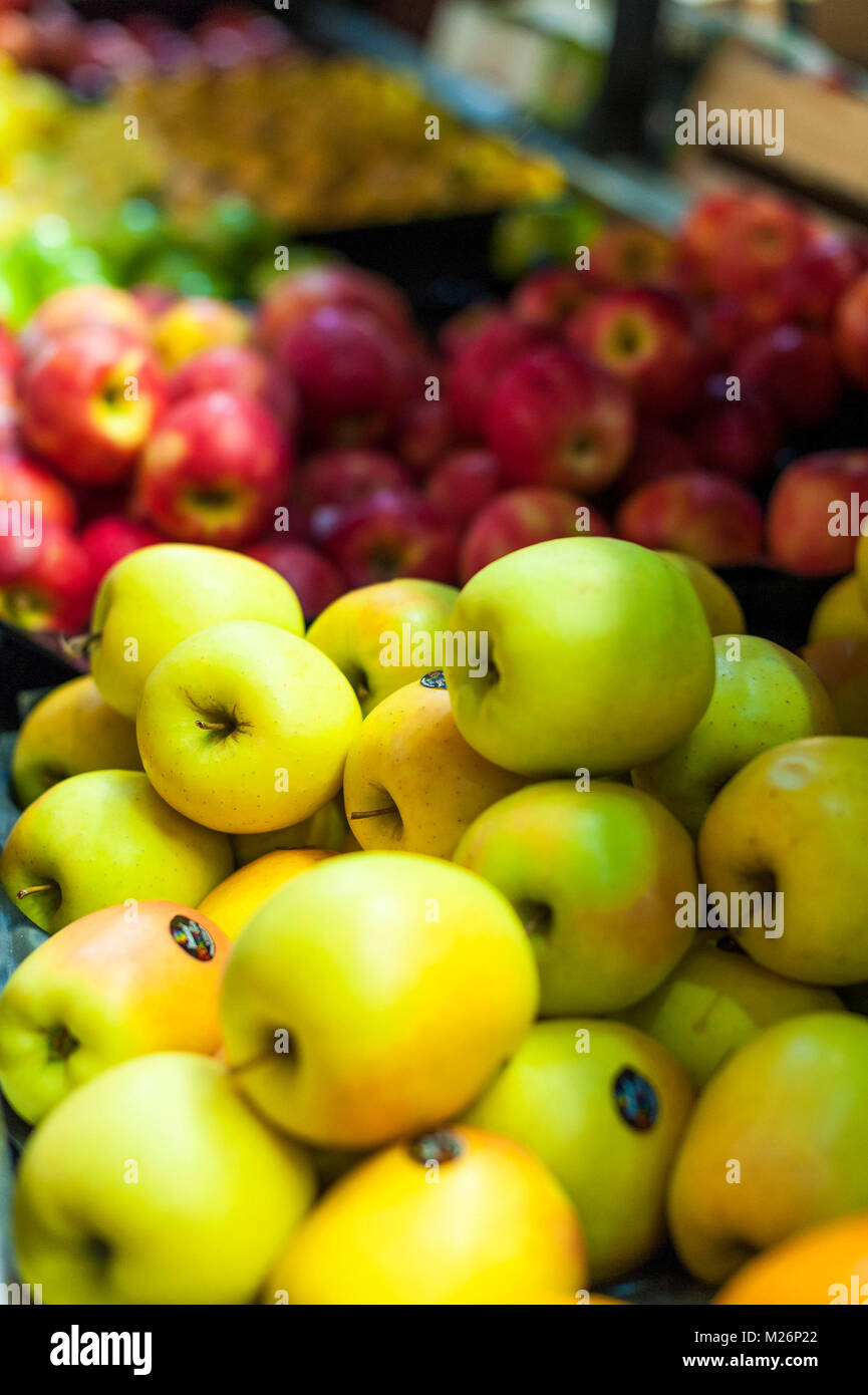 Fresh food stall: the sale of different types of apples Stock Photo