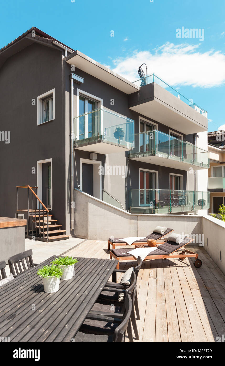 Modern house, outdoor, modern garden furniture Stock Photo Alamy