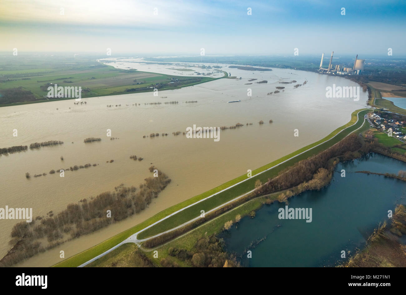 Rhine flood between Duisburg, Dinslaken and Voerde in the state of North Rhine-Westphalia. Level peak after second Rhine flood in 2018. Nearby Emscher Stock Photo