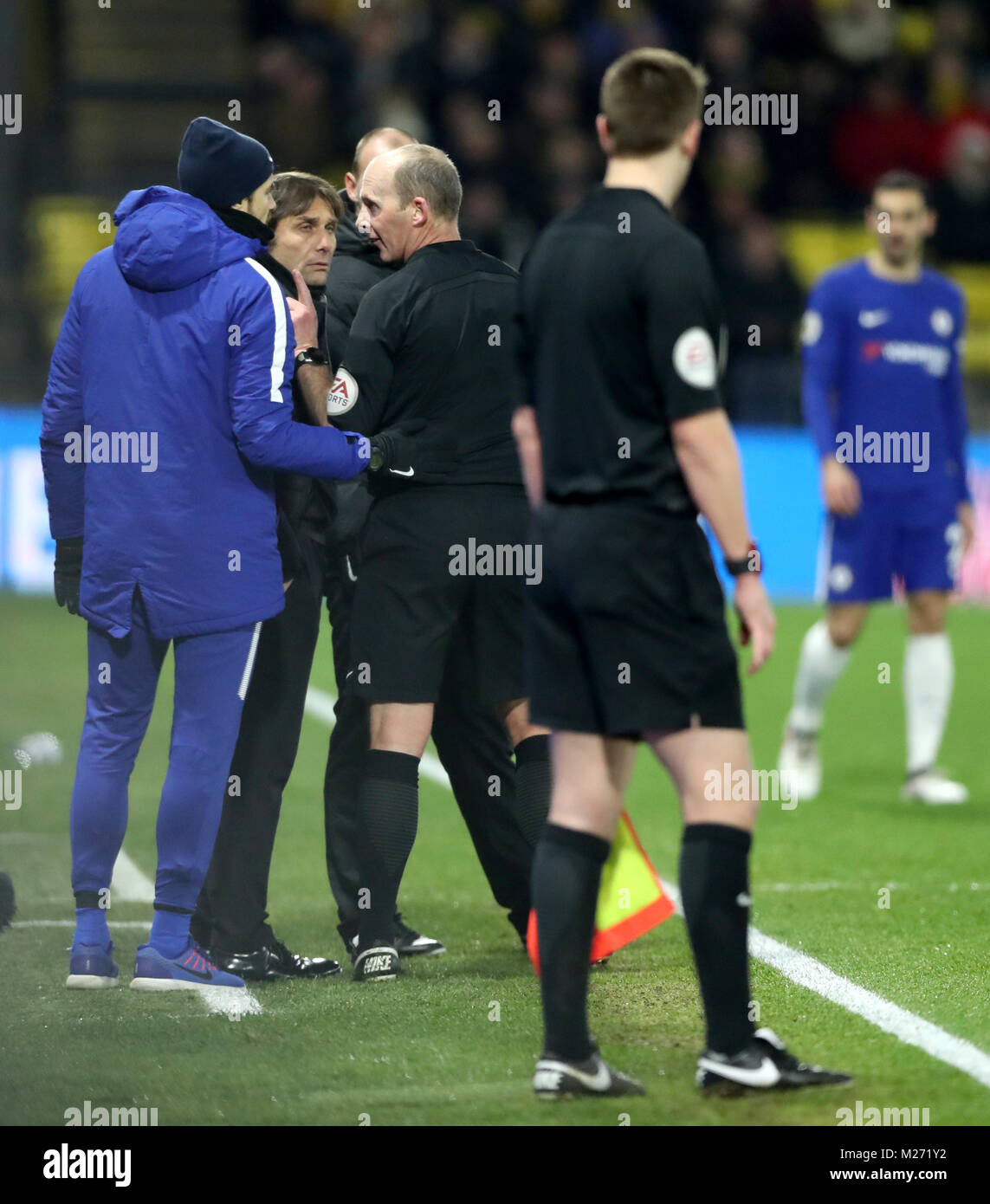 Match referee Mike Dean speaks to members of the Chelsea staff during the  Premier League match at Vicarage Road, Watford Stock Photo - Alamy