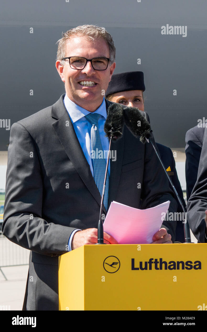 Carsten Spohr ( Lufthansa Vorstandsvorsitzenden ) bei der Flugzeugtaufe  einer Boeing 747-8 der Lufthansa auf den Namen - Niedersachsen - auf der  Internationalen Luftfahrt Ausstellung - Berlin Air Show - ILA 2014 Stock  Photo - Alamy