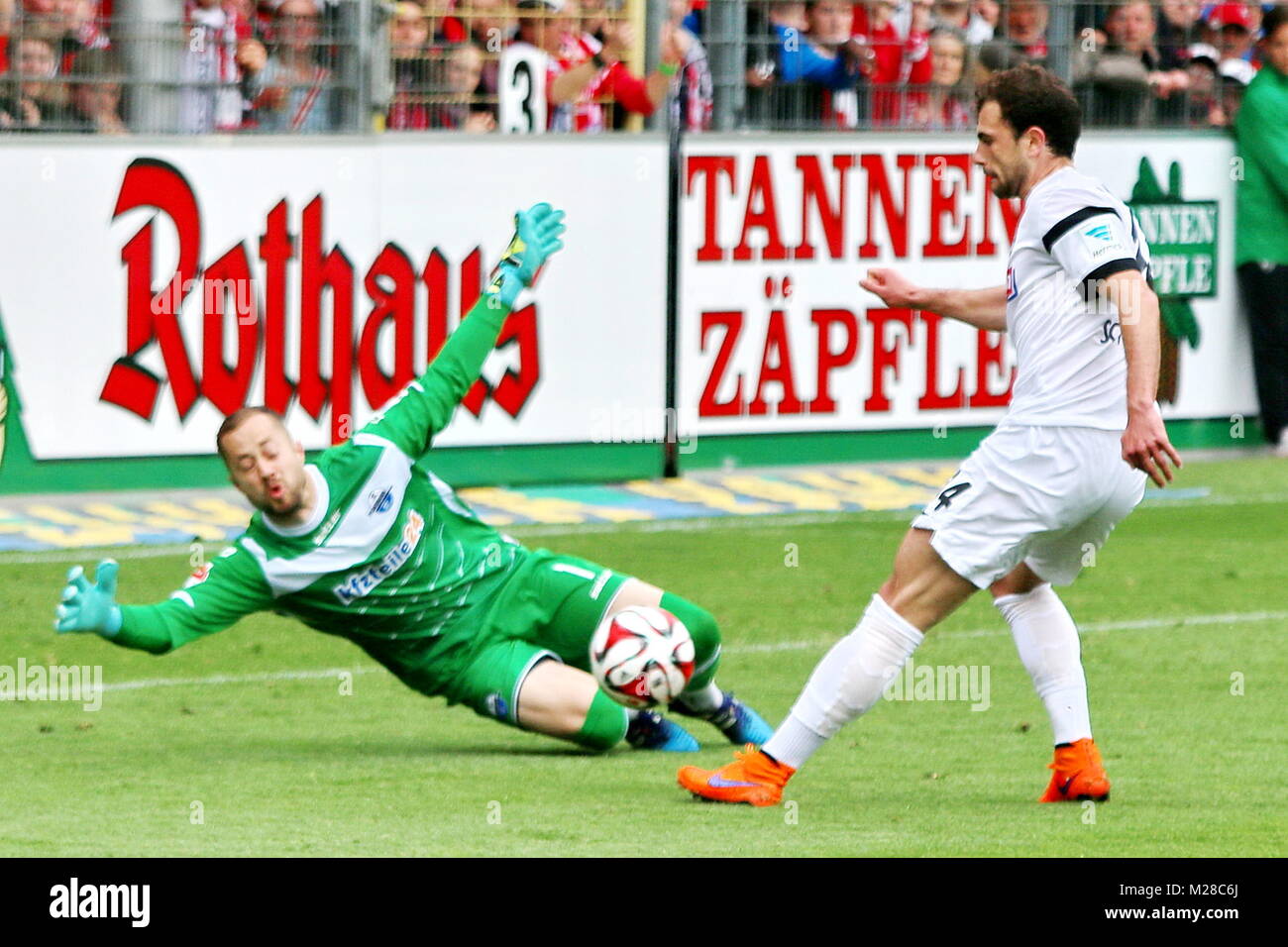 Die Schlüsselszene: Admir Mehmedi (Freiburg) verpasst gegen Torwart Lukas  Kruse (Paderborn) den Führungstreffer. - Fußball-Bundesliga 14/15: 31.  Spieltag, SC Freiburg vs SC Paderborn Stock Photo - Alamy