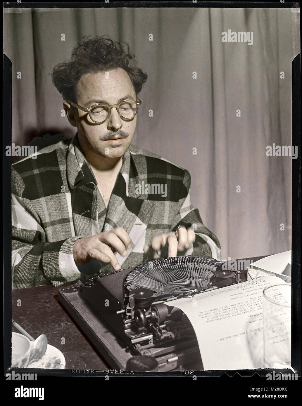 Tennessee Williams working at his typewriter in 1946. American dramatist and writer Tennessee Williams was one of America's major playwrights. He is best known for The Glass Menagerie, A Streetcar Named Desire and Cat on a Hot Tin Roof. Stock Photo