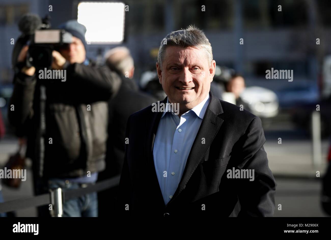 Berlin, Germany. 06th Feb, 2018. German Minister of Health, Hermann Groehe, of the Christian Democratic Union (CDU) arrives at the coalition negotiations of the CDU, Christian Social Union (CSU) and the Social Democratic Party (SPD) in front of the CDU's party headquarter, the Konrad-Adenauer-Haus, in Berlin, Germany, 06 February 2018. Credit: Kay Nietfeld/dpa/Alamy Live News Stock Photo