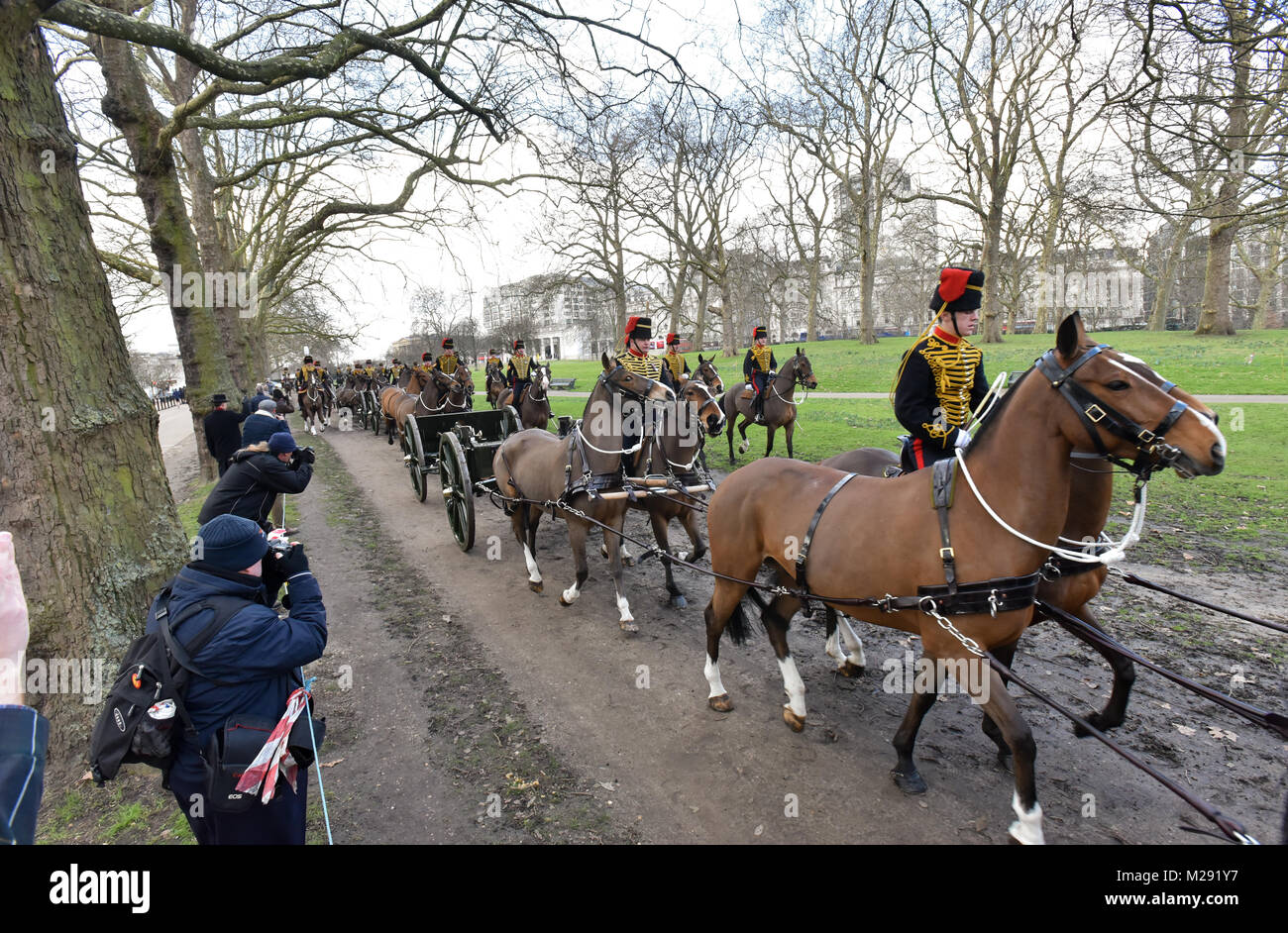 Green Park, London, UK. 6th February 2018. The King's Troop Royal Horse Artillery arrive and fire the 41 gun salute in Green Park. Credit: Matthew Chattle/Alamy Live News Stock Photo