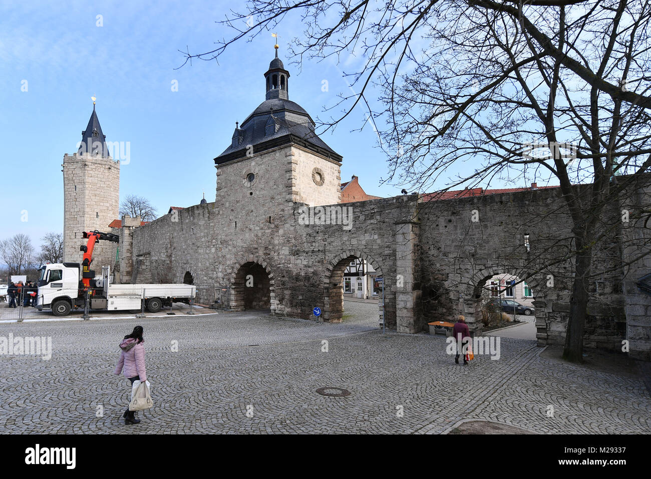 Muehlhausen, Germany. 06th Feb, 2018. A crane lifts the Thomas Muentzer memorial off its pedestal in Muehlhausen, Germany, 06 February 2018. The historic city wall in the area of the 'Inneres Frauentor' (lit. inner women's gate) and 'Rabenturm' (lit. raven tower) is to be completely renovated. The planned costs will be some 1.5 million euros. Therefore, the Thomas Muentzer memorial at the Inneres Frauentor is being dismantled, so it will not be damaged in the course of the construction works. Credit: Martin Schutt/dpa-Zentralbild/dpa/Alamy Live News Stock Photo