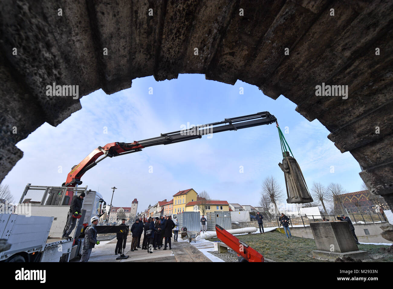 Muehlhausen, Germany. 06th Feb, 2018. A crane lifts the Thomas Muentzer memorial off its pedestal in Muehlhausen, Germany, 06 February 2018. The historic city wall in the area of the 'Inneres Frauentor' (lit. inner women's gate) and 'Rabenturm' (lit. raven tower) is to be completely renovated. The planned costs will be some 1.5 million euros. Therefore, the Thomas Muentzer memorial at the Inneres Frauentor is being dismantled, so it will not be damaged in the course of the construction works. Credit: Martin Schutt/dpa-Zentralbild/dpa/Alamy Live News Stock Photo