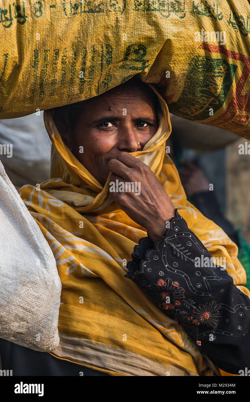 Cox's Bazar, Bangladesh. February 6, 2018 - Cox's Bazar, Bangladesh - A Rohingya woman covers her face in the Kutupalong refugee camp in Cox's Bazar. More than 800,000 Rohingya refugees have fled from Myanmar Rakhine state since August 2017, as most of them keep trying to cross the border to reach Bangladesh every day. Credit: Marcus Valance/SOPA/ZUMA Wire/Alamy Live News Stock Photo