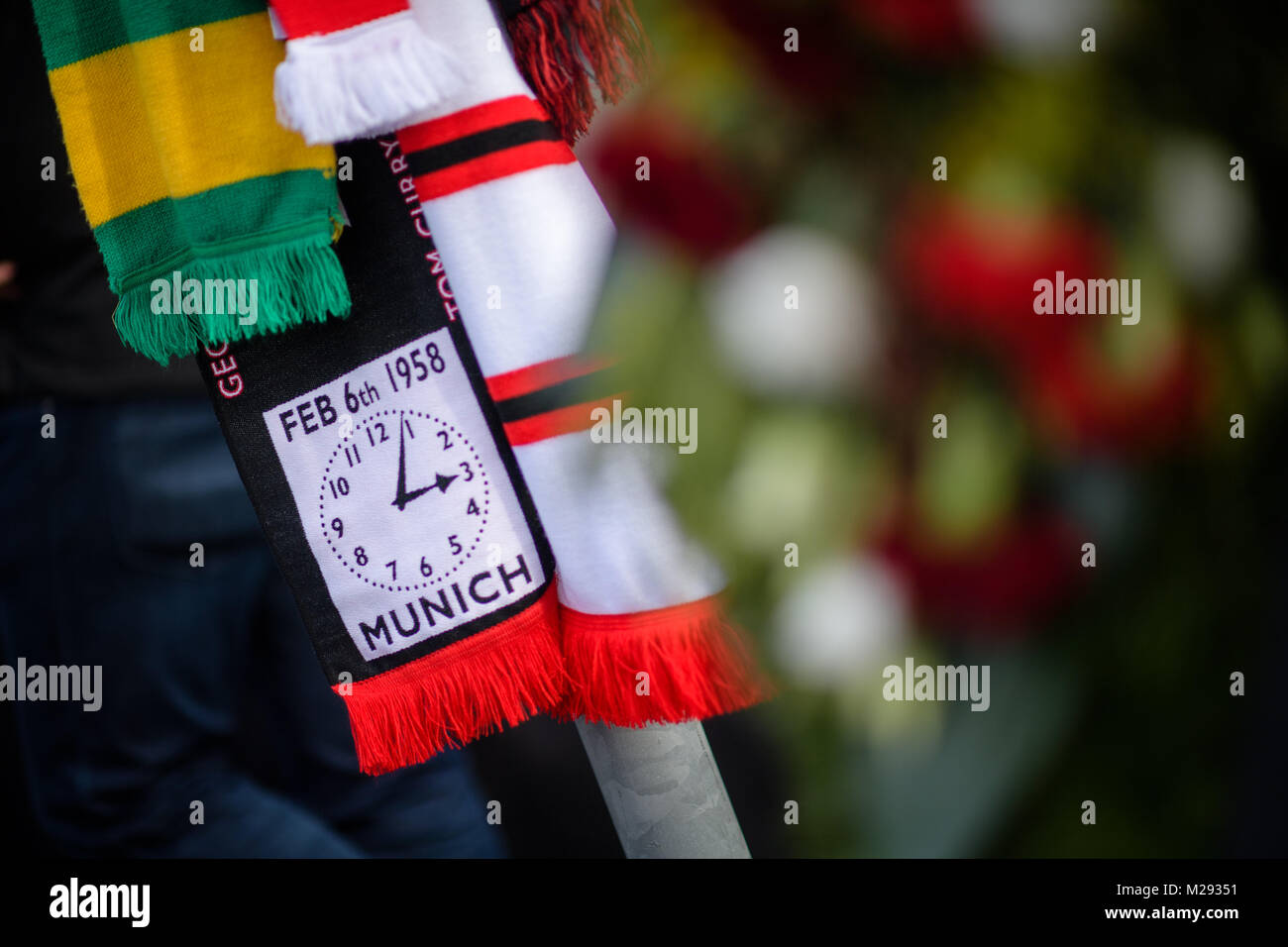 Munich, Germany. 06th Feb, 2018. The time of the plane crash is sown onto the fan scarf during a remembrance ceremony for the victims of the plane crash of Manchester United at the Manchester square in Riem in Munich, Germany, 06 February 2018. 60 years ago an aircraft with professional soccer players of Mancester United crashed at this place. Credit: Matthias Balk/dpa/Alamy Live News Stock Photo