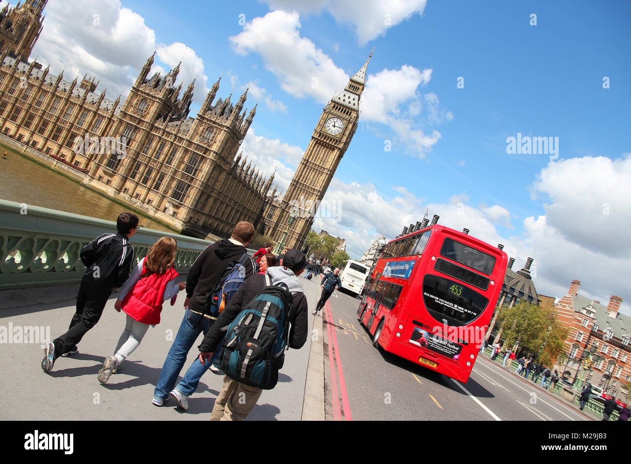 Проблемы лондона. Биг Бен туристы. Туристы в Британии. Туристы в Лондоне. Лондон экскурсии.