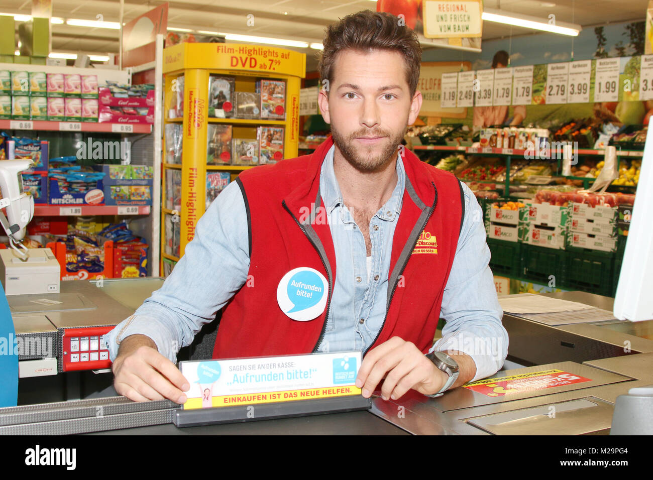 Bachelor Oliver Sanne an der Hamburger NettoKasse bei der Aktion "Deutschland rundet auf