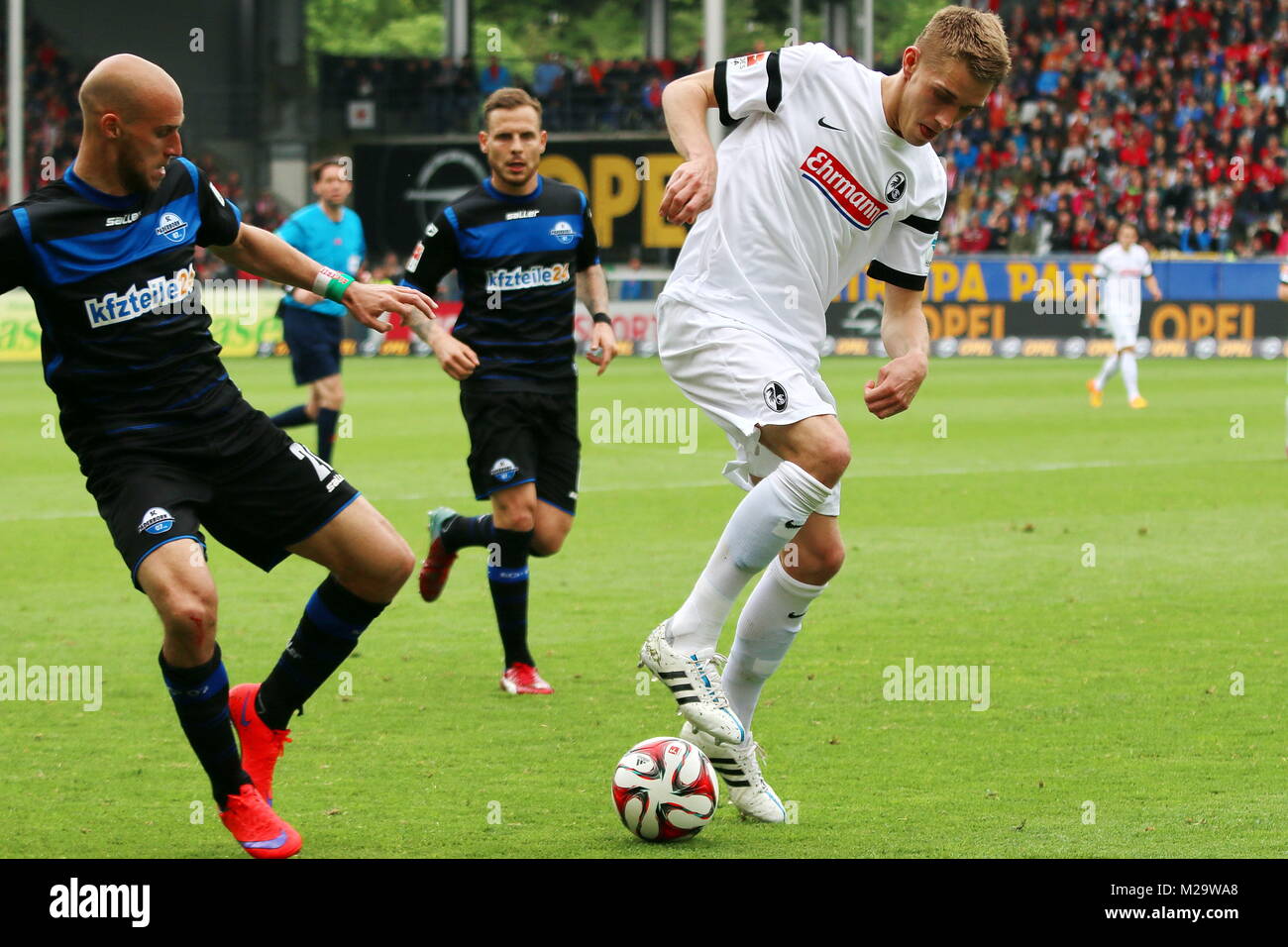 Nils Petersen (Freiburg) traf auch gegen Paderborn, hier im Duell mit  Daniel Brueckner (Paderborn) - Fußball-Bundesliga 14/15: 31. Spieltag, SC  Freiburg vs SC Paderborn Stock Photo - Alamy