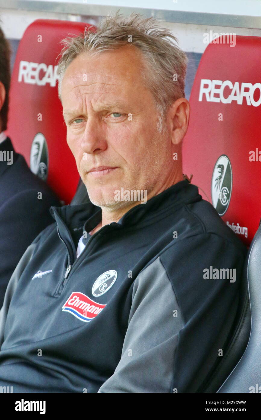 Trainer Christian Streich (Freiburg) auf der Trainerbank - Fußball-Bundesliga 14/15: 33 