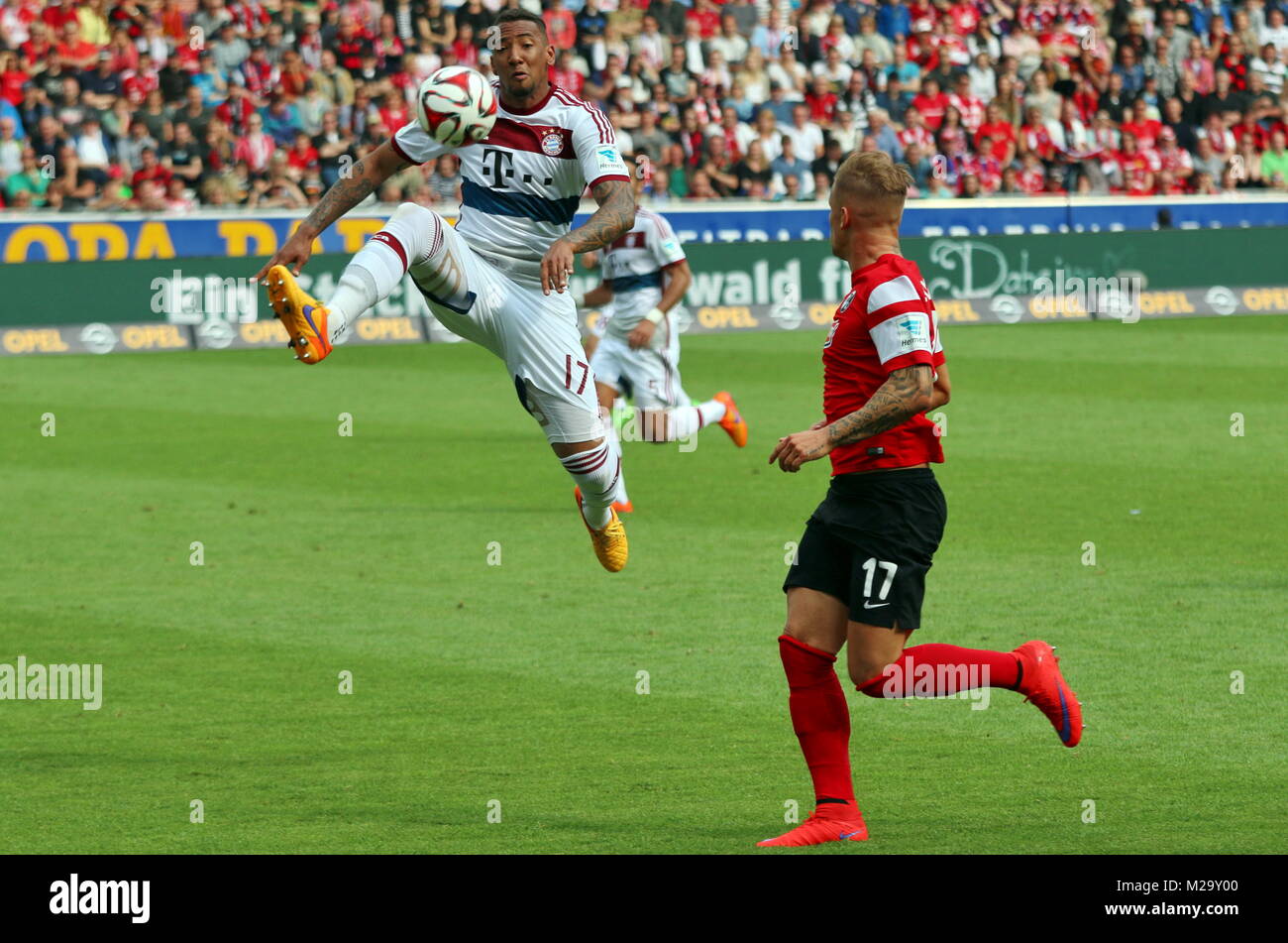 Sc Freiburg Vs Fc Bayern München Stock s & Sc Freiburg Vs Fc Jerome Boateng Muenchen nimmt den Ball artistisch an Jonathan Schmid Freiburg