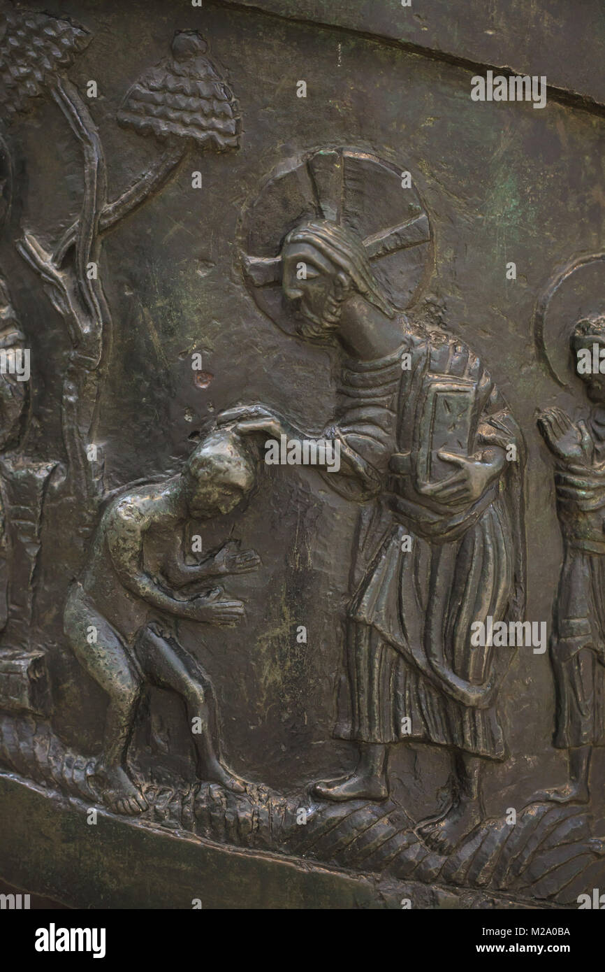 Jesus cleansing a leper. Romanesque bronze relief on the Bernward Column (Bernwardssäule), also known as the Christ Column (Christussäule) in the Hildesheim Cathedral (Hildesheimer Dom) in Hildesheim in Lower Saxony, Germany. Stock Photo